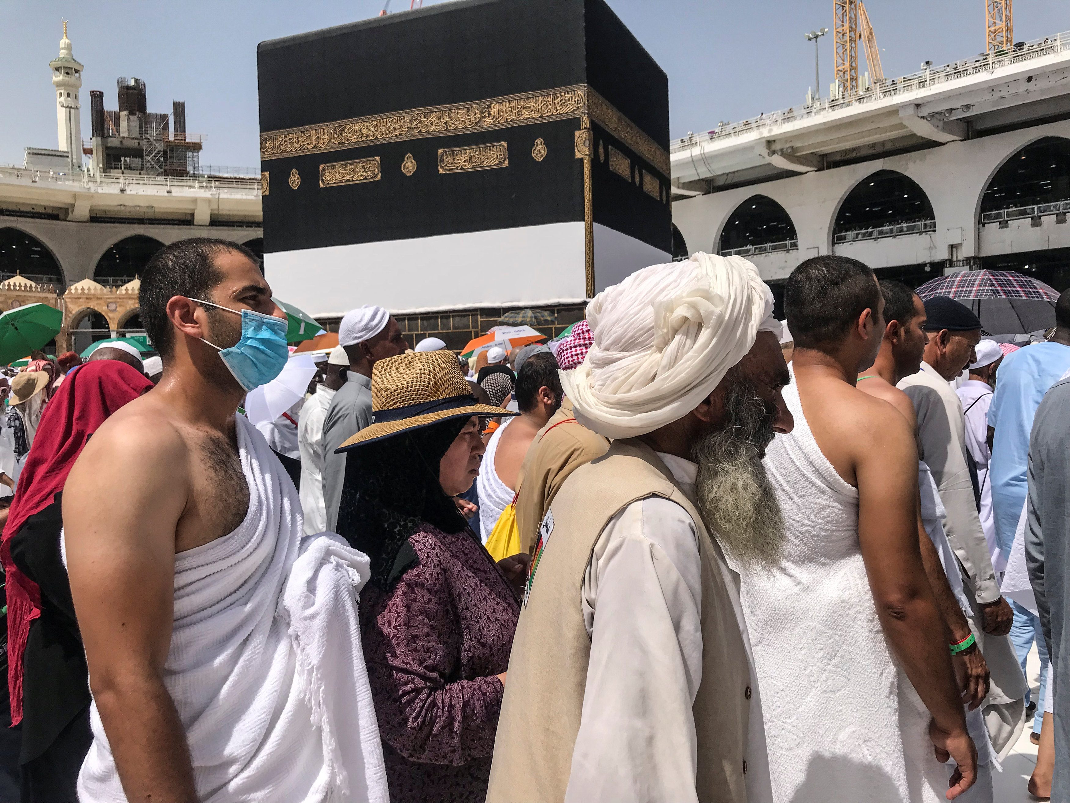 آخر الحجاج يَصلون إلى السعودية.. 2 مليون يؤدون  المناسك هذا العام، والعلماء «يحرِّمون» الحج دون تصريح