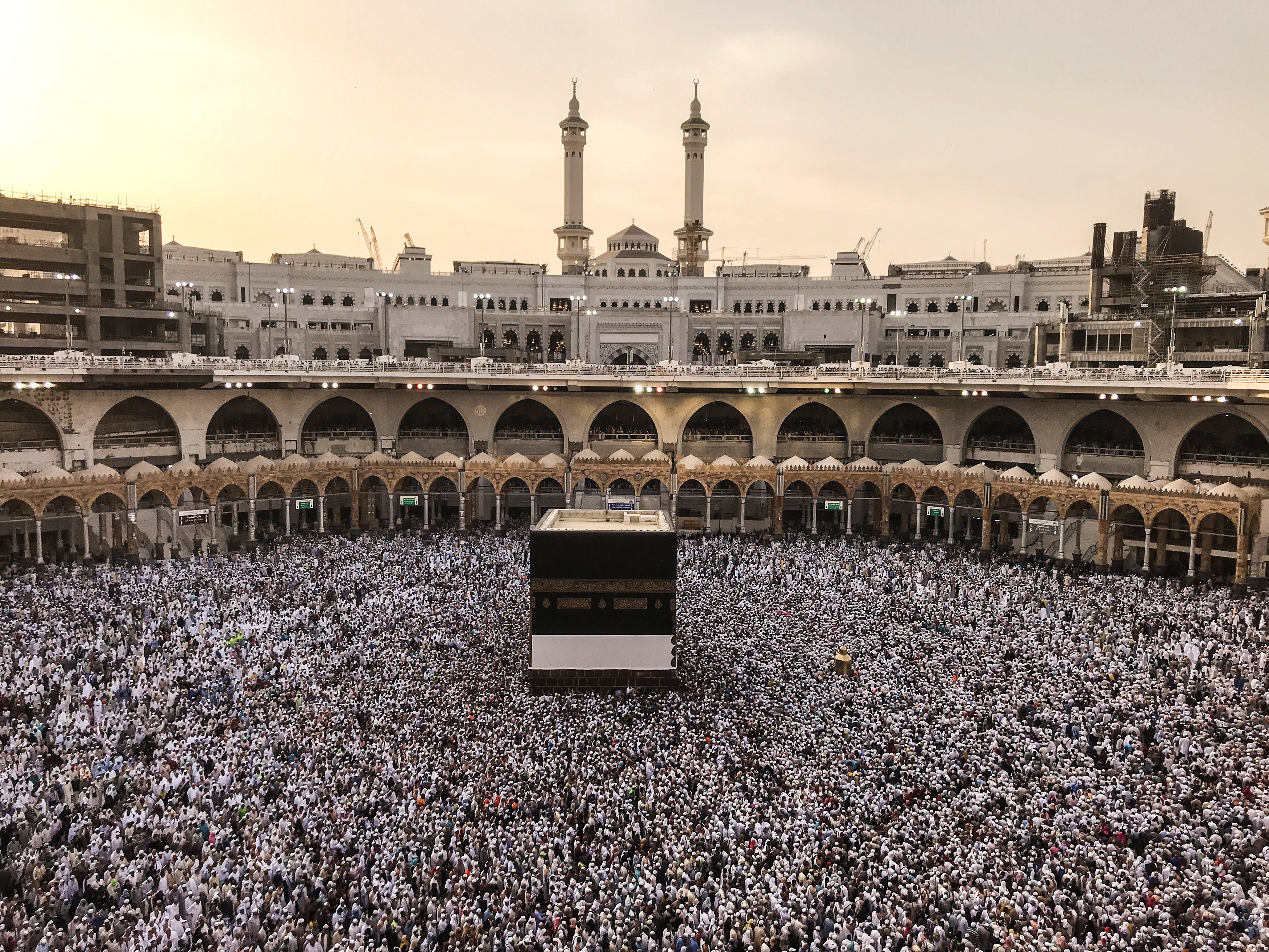 سيكون مستحيلاً على الكثيرين تأدية الفريضة طوال أعمارهم.. كم عاماً سيتطلب ذهاب كل المسلمين بالعالم للحج؟