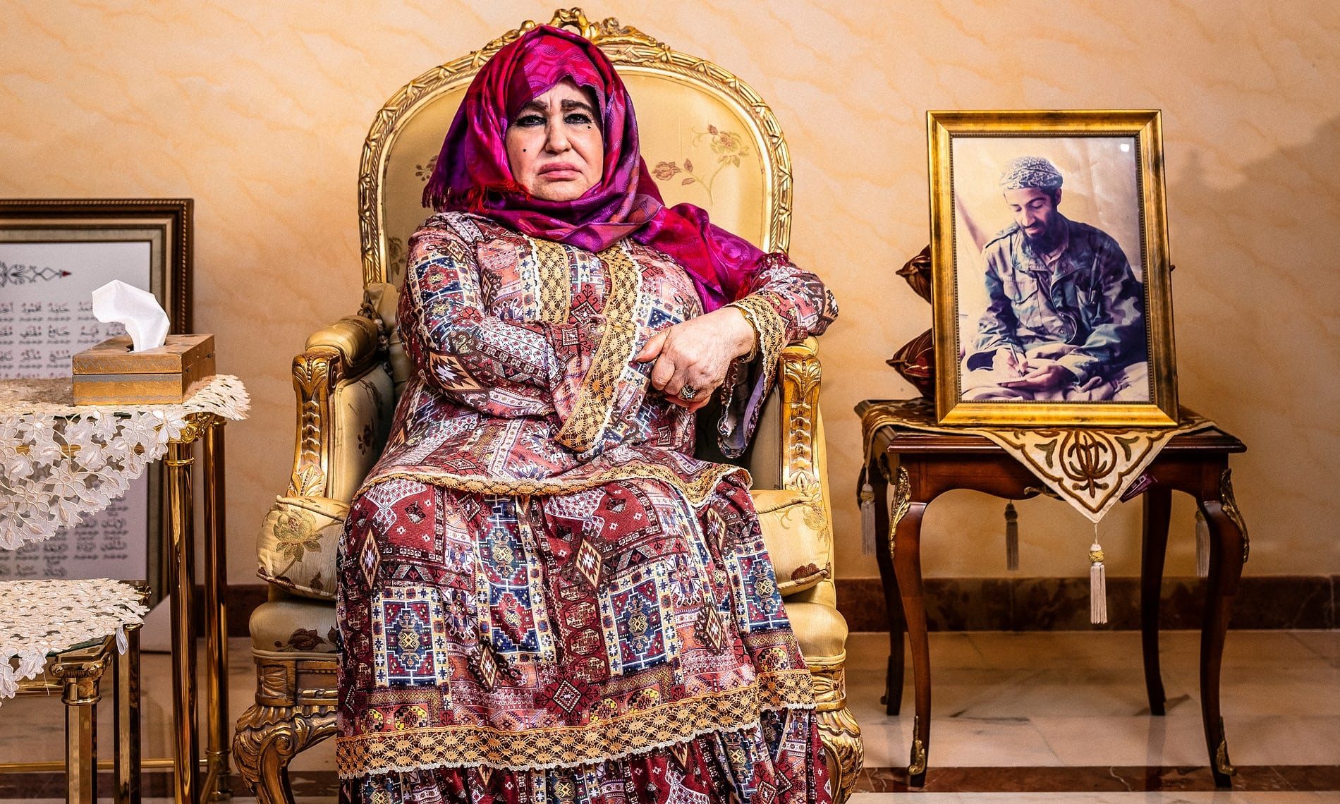 والدة أسامة بن لادن تكشف أسراراً للمرة الأولى عن الرجل الذي لاحقته أميركا لسنواتٍ.. كان محبوباً، والسعوديون احترموه كثيراً
