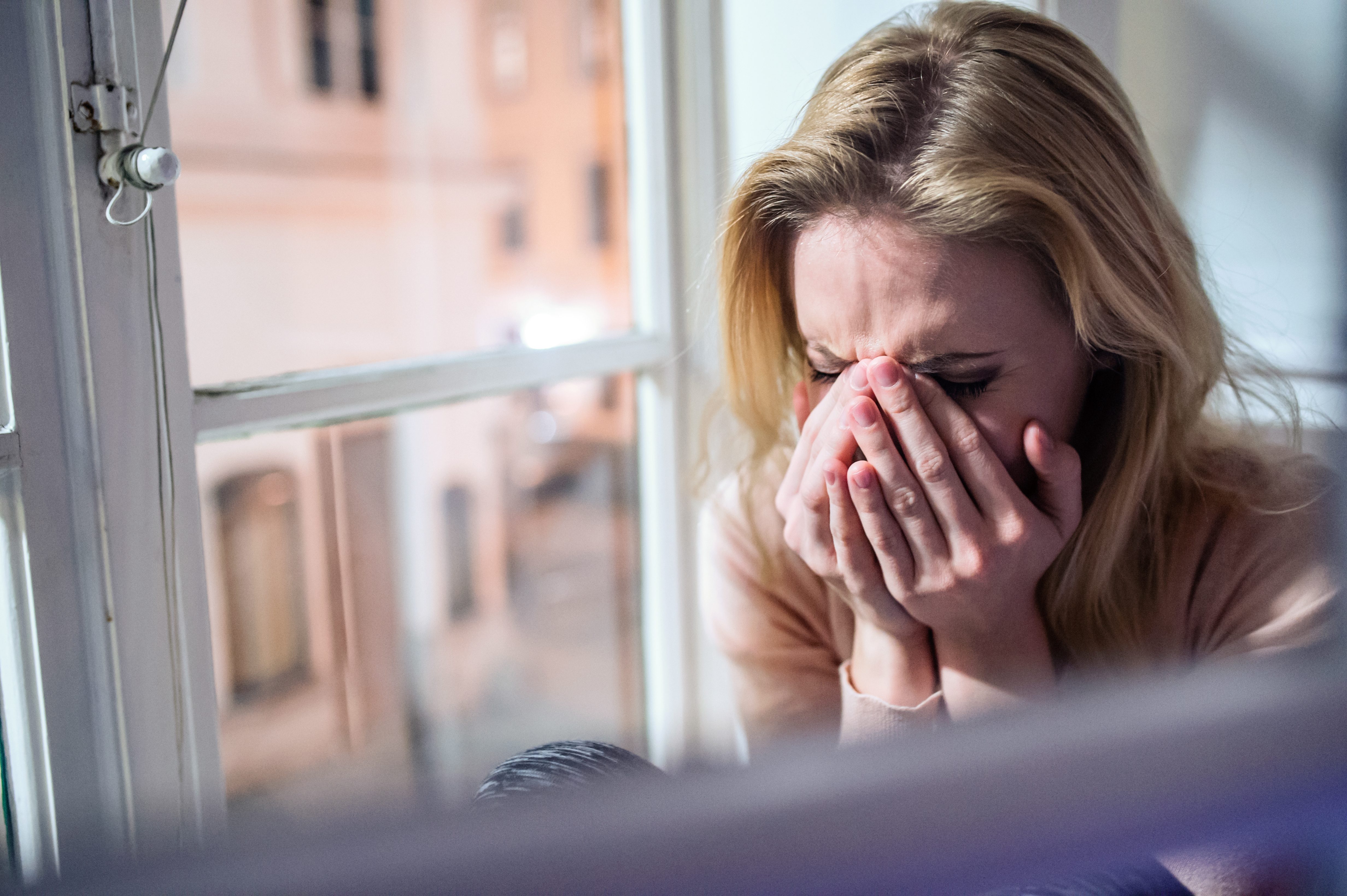 نعم، قد تبكي الفتاة لأسباب قد تبدو “تافهة”.. لكنك – عزيزي الرجل – بحاجة إلى درس في الأحياء لاستيعاب منطقها!