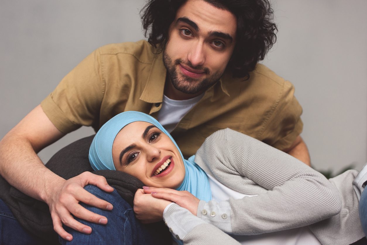 أحدهم يريد فتاة تعامله كأمه والآخر يريدها كابنته.. مطلوب بلهاء للزواج