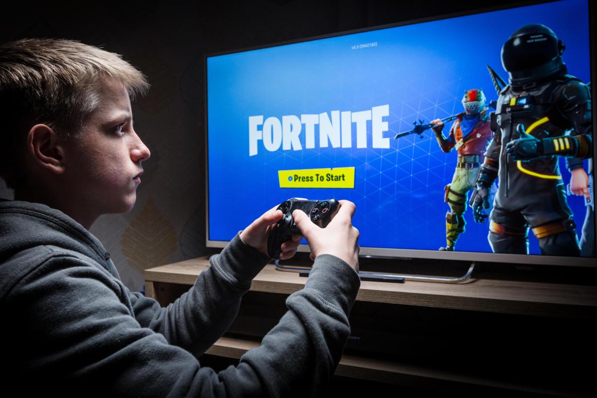 هوس الأطفال بلعبة Fortnite سببه عدم تلبية احتياجاتهم النفسية.. وهكذا تعالج المشكلة!