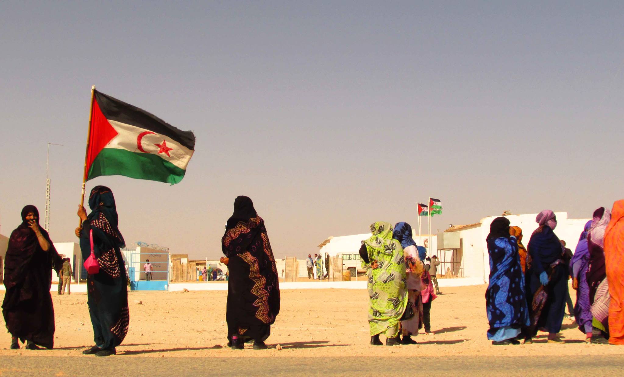 يعيشون في حرارة 55 بالصيف وصفر في الشتاء، والعائلات مُشتتة.. عن الخاسرين الوحيدين في نزاع الصحراء