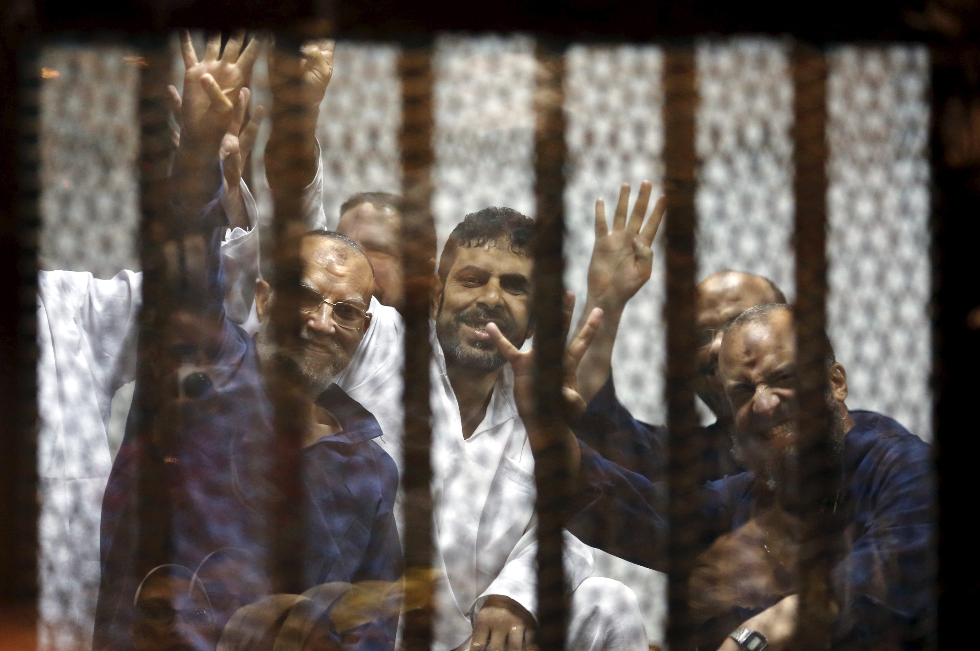 أبرزهم العريان والبلتاجي.. حكم أولي بإعدام 75 من قيادات الإخوان بمصر في قضية فض رابعة