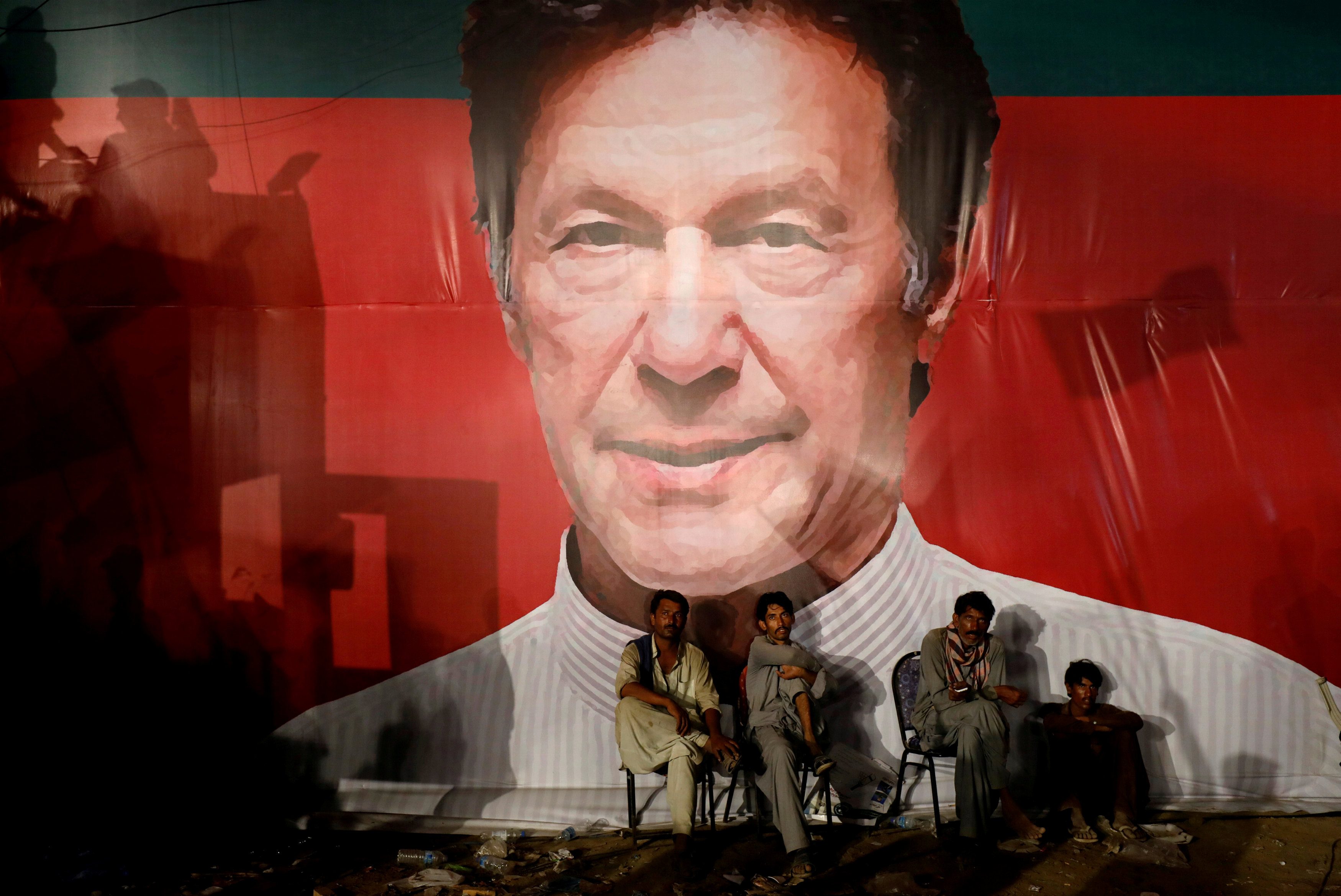 اختبار حقيقي لقدرات عمران خان الدبلوماسية في أوّل زيارة له.. سيطير إلى السعودية والإمارات وهذا ما يأمل تحقيقه