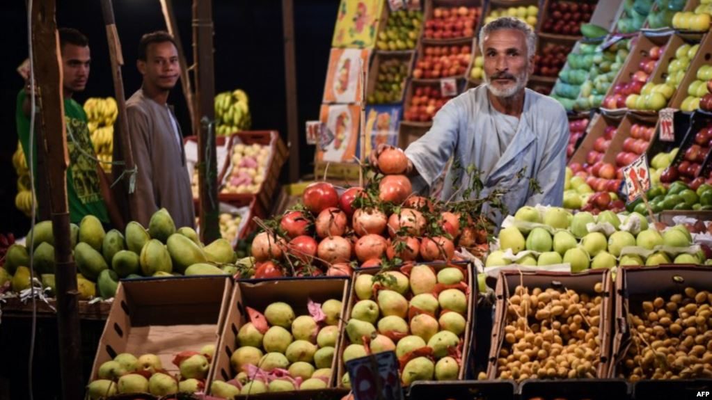 “خليها تعفّن” حملات لمقاطعة الفاكهة في مصر، وآخرون يعارضونها.. لماذا زادت أسعار الفاكهة في مصر؟