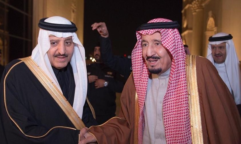 أمير سعودي هتف بعض الغاضبين أمامه «يسقط آل سعود»، فردَّ عليهم: الملك وولي عهده يتحملان المسؤولية (فيديو)