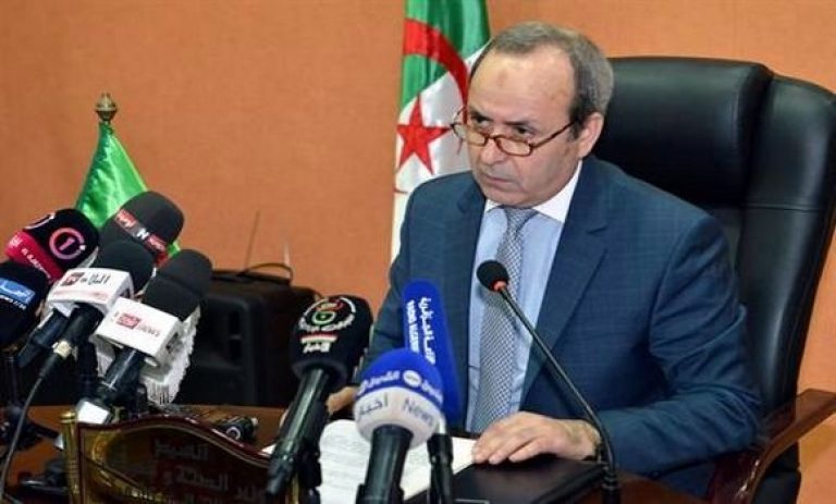 لسعة عقرب في الجزائر تتسبب في عاصفة غضب ضد وزير الصحة.. ومغردون: أهون من لدغتكم!