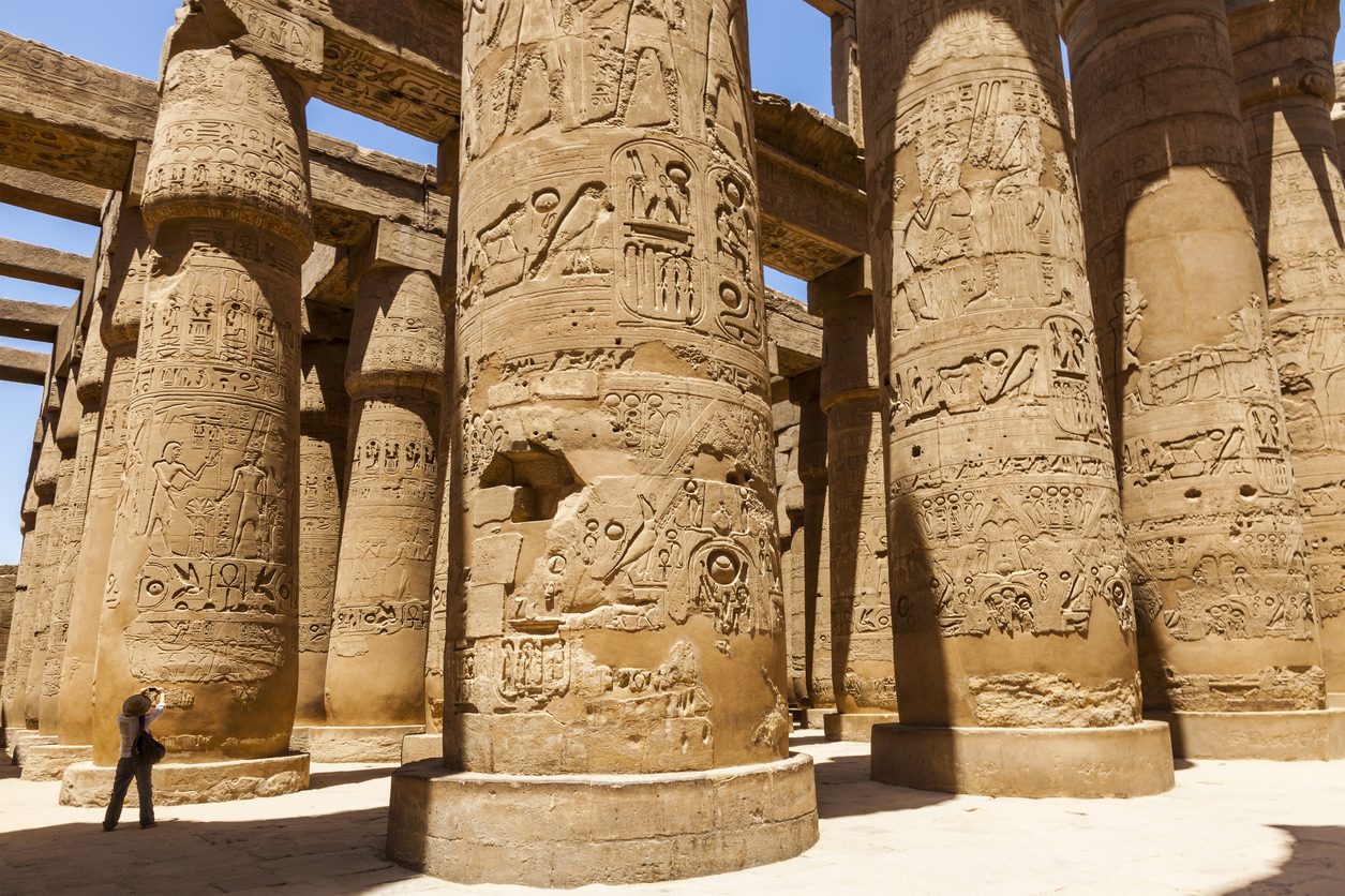 يقال، من ينقب عن كنوز مصر يصاب بلعنة المومياء.. لكن هل سمعت عن “اللعنة الحمراء” !