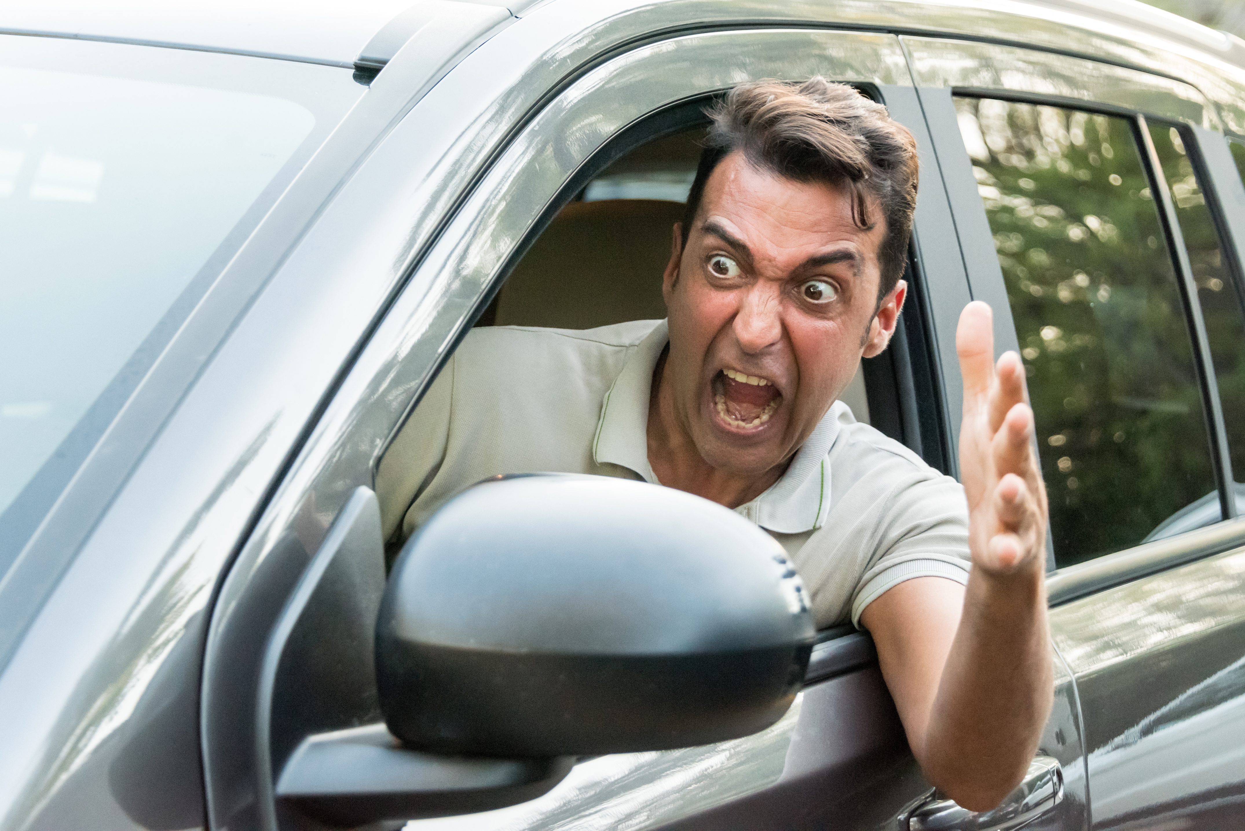 كيف تتصرف عندما يصيح شخصٌ في وجهك بغضب؟ إليك طريقة بسيطة تُخرجك من الموقف