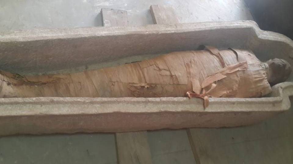 مومياء فرعونية غامضة بحالة جيدة في مقبرة جماعية بأسوان.. هل تنتمي لأحد هذه الشعوب التي غزت مصر؟