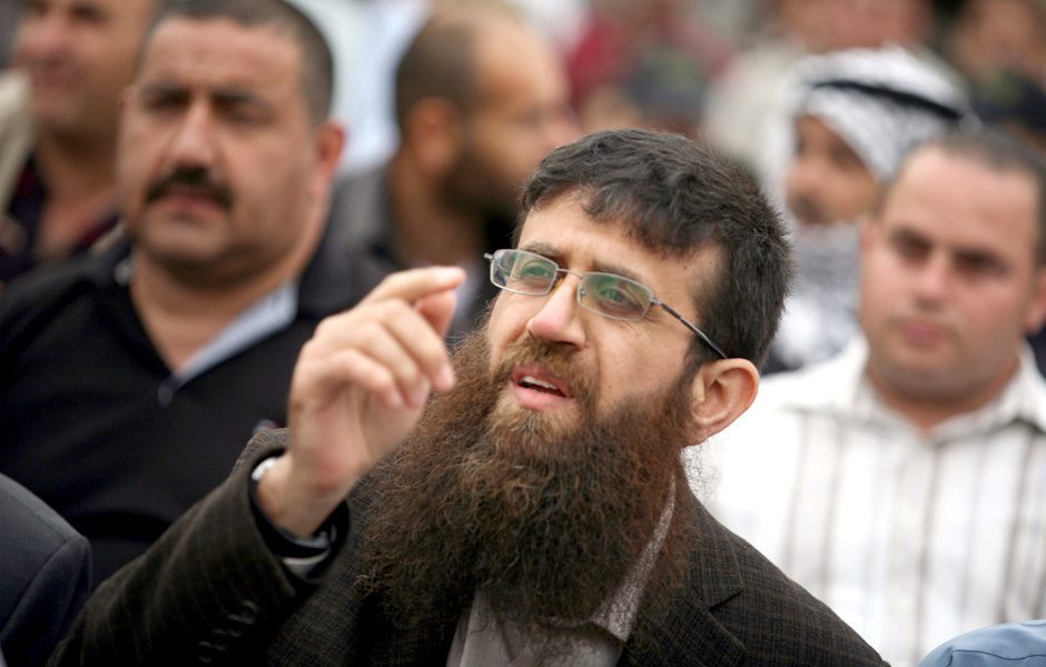 معتقل فلسطيني يبدأ الامتناع عن شرب الماء