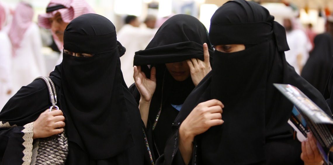 السعوديات يتمردن على العباءة السوداء