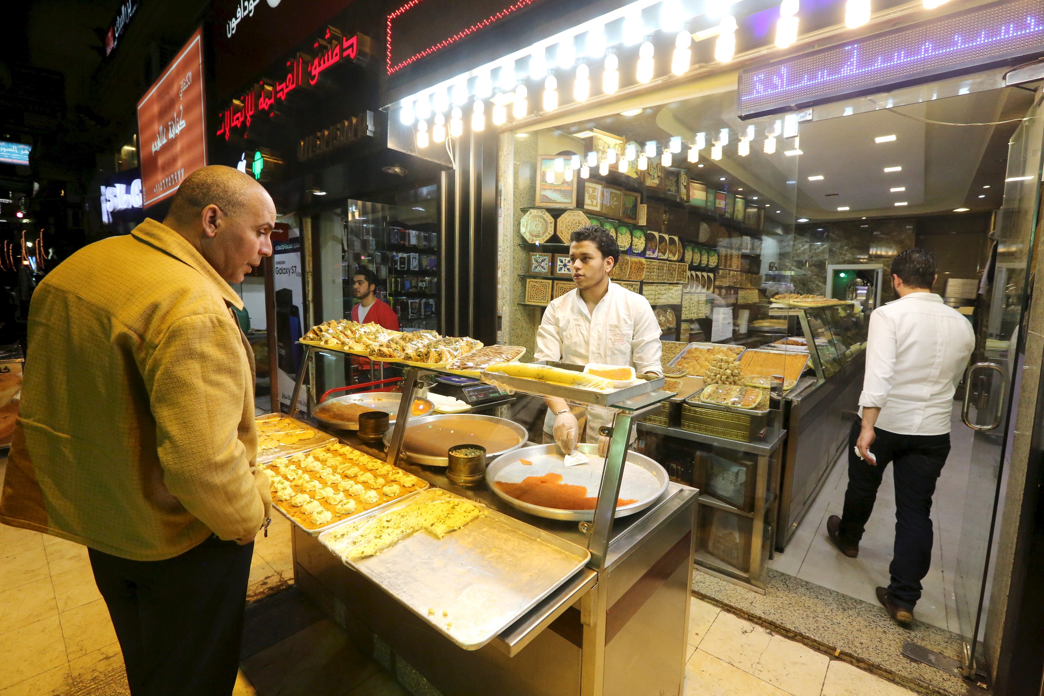 الصنايعية السوريون ينافسون الصنايعية المصريين في السوق بعد تزايد العمالة السورية في مصر