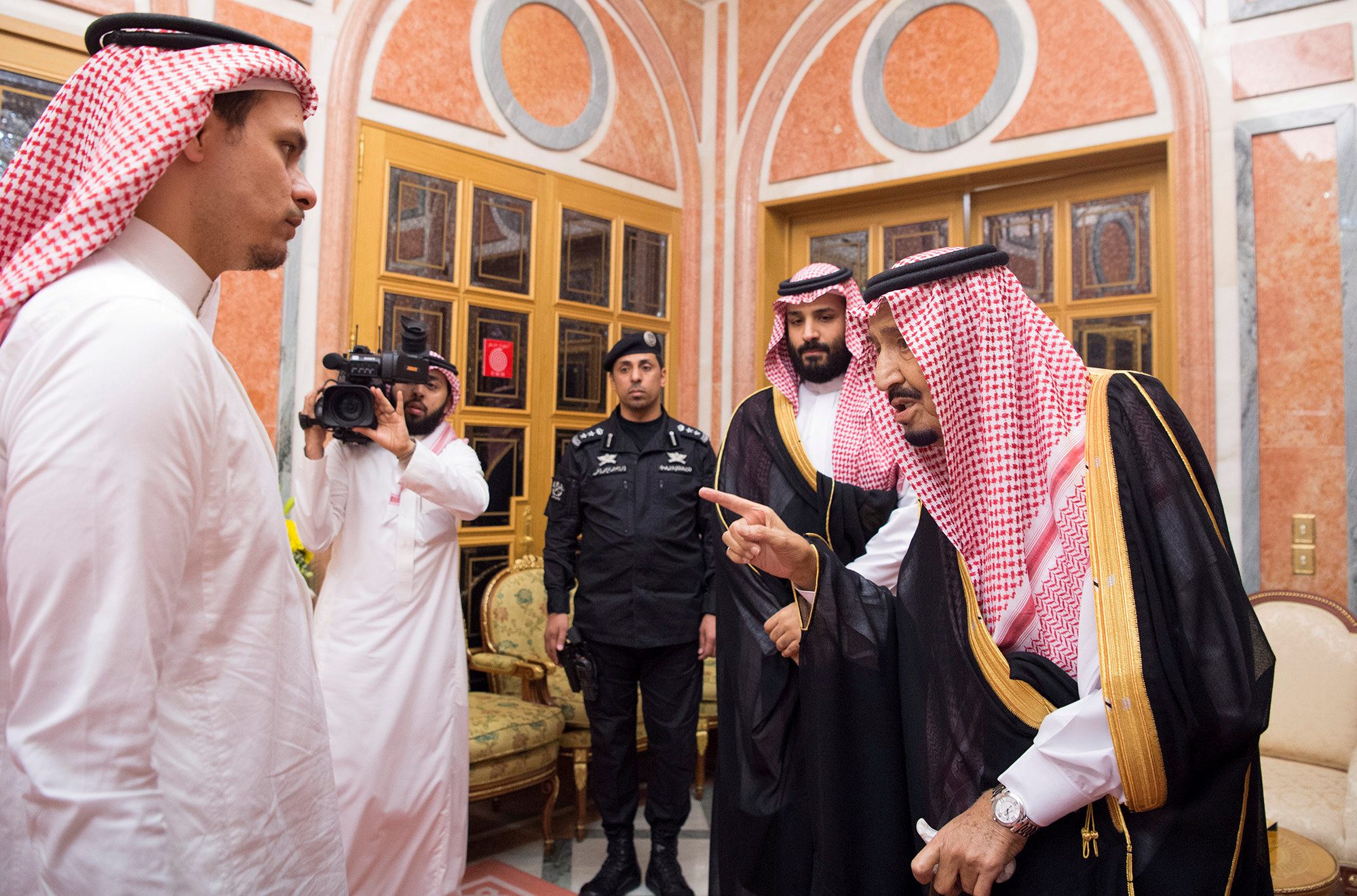 الملك سلمان يستقبل نجل الكاتب الصحفي الراحل جمال خاشقجي