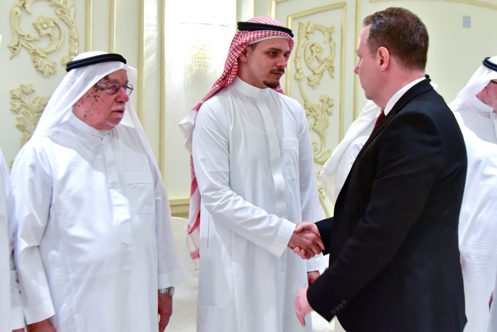 نجل خاشقجي يقيم عزاء والده