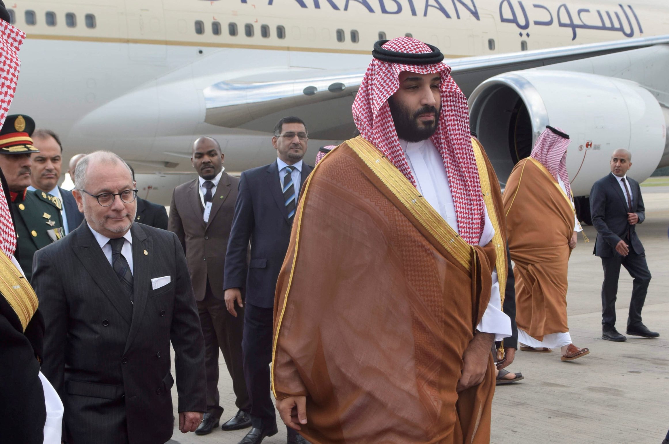ولي العهد السعودي محمد بن سلمان خلال وصوله للأرجنتين للمشاركة بقمة العشرين (رويترز)