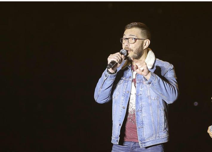 الممثل المصري أحمد زاهر يسقط على المسرح