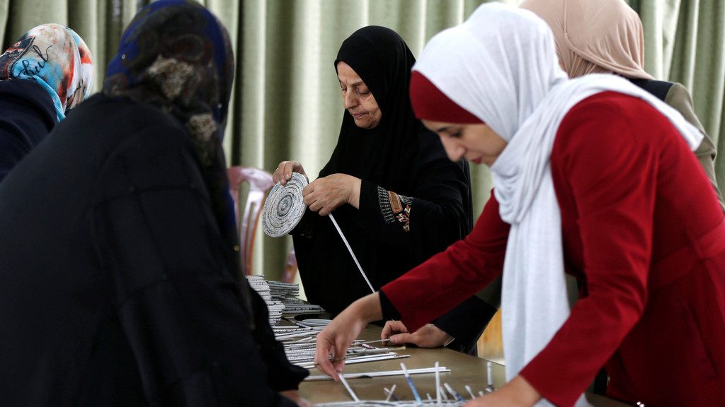 «كنز» من الورق بيد النساء الفقيرات في الأردن.. مبادرة تفتح باب الرزق لهن بعد معاناة