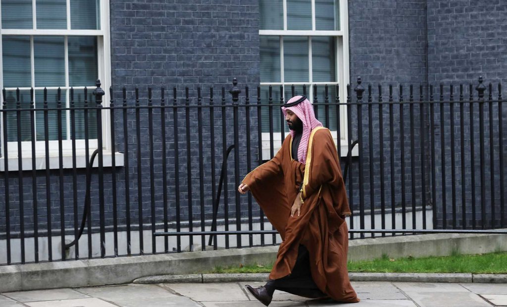 يحاول ولي العهد السعودي تبييض صورته في خضمّ الغضب المتزايد حول قتل خاشقجي/ رويترز