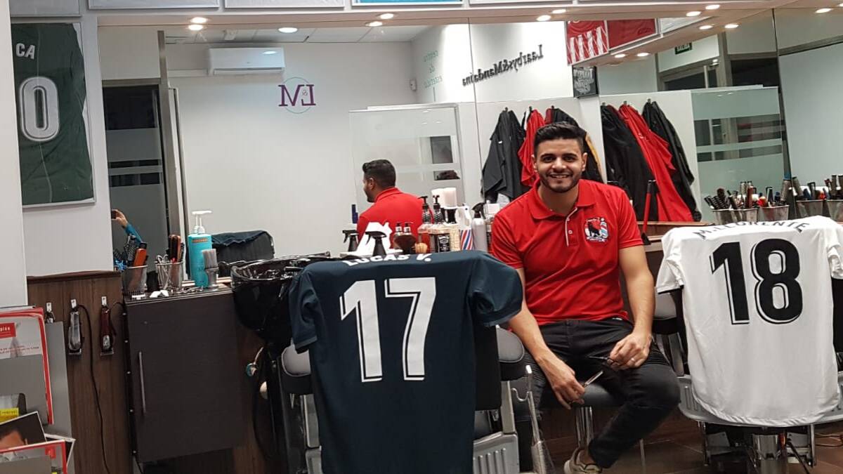 لاعب مغربي يتحوّل إلى مصفف شعر لنجوم ريال مدريد