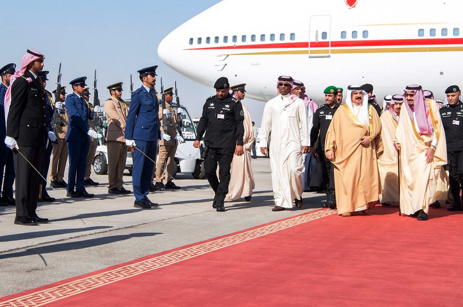 الملك سلمان يستقبل ملك البحرين لدى وصوله إلى الرياض لحضور القمة الخليجية (رويترز)