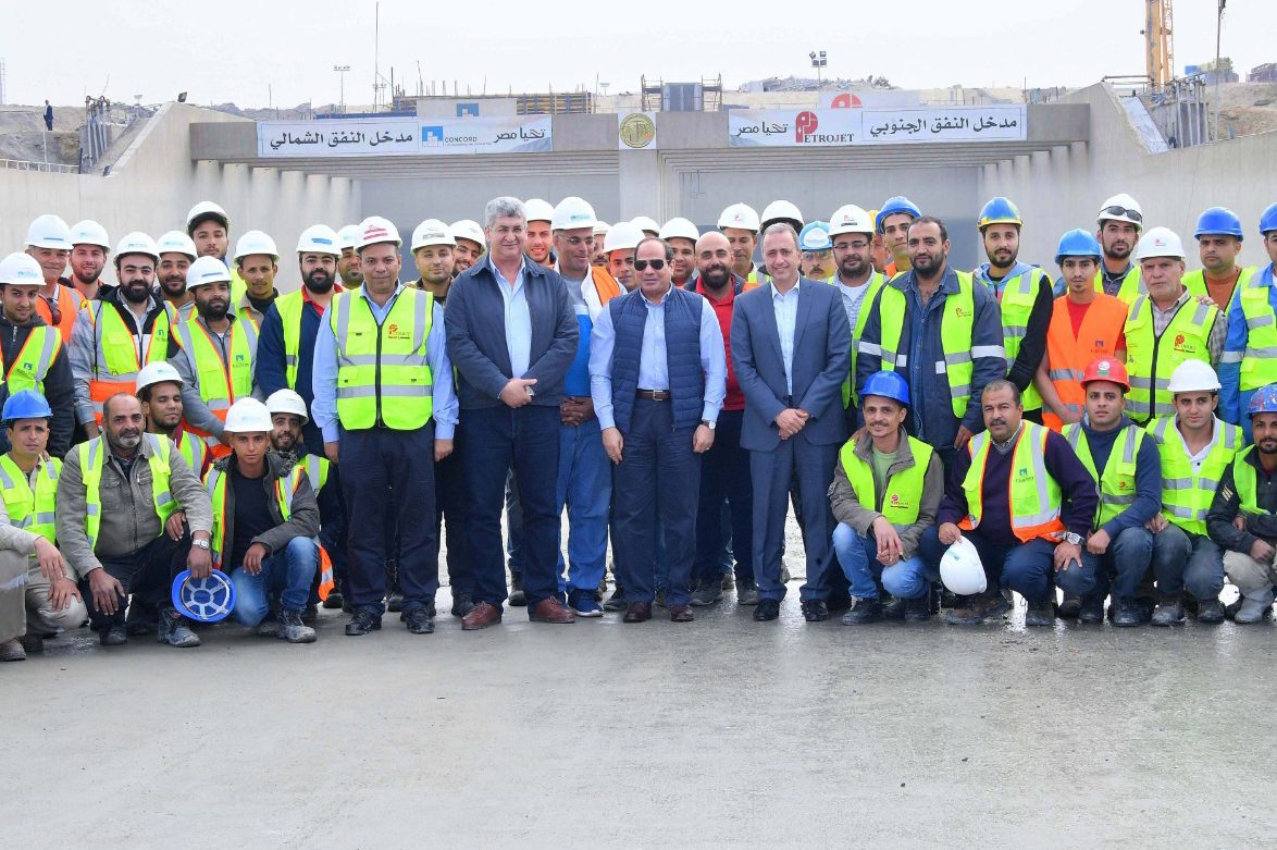 الرئيس المصري عبدالفتاح السيسي خلال افتتاحه تفقده لمشروع تطوير أنفاق قناة السويس الشهر الماضي (الأهرام)