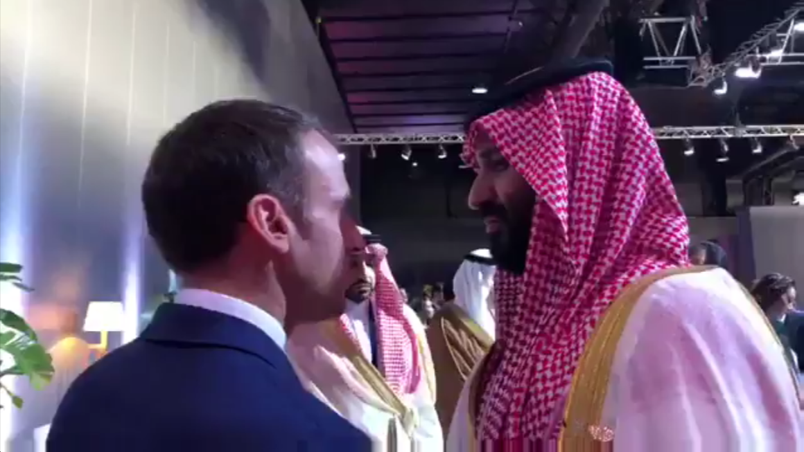ولي العهد السعودي في حديث وجاهي مع الرئيس الفرنسي إيمانويل ماكرون على هامش قمة العشرين (مواقع التواصل)