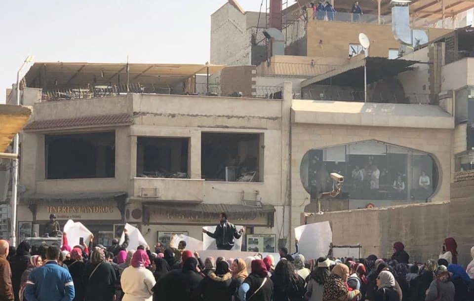 قوات الشرطة المصرية تقتحم فندقاً مجاوراً للأهرامات وتطرد السياح
