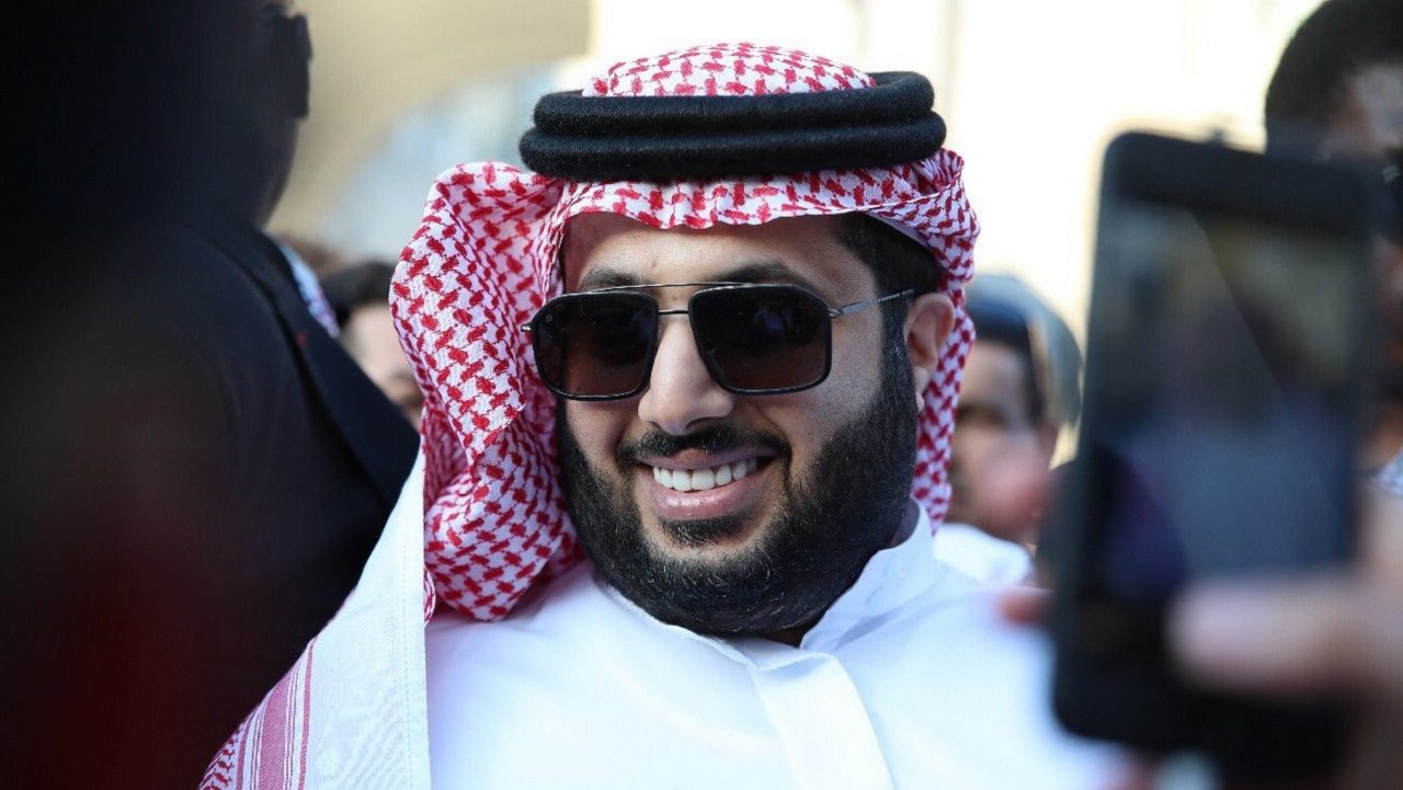 سعوديون يهاجمون تركي آل الشيخ