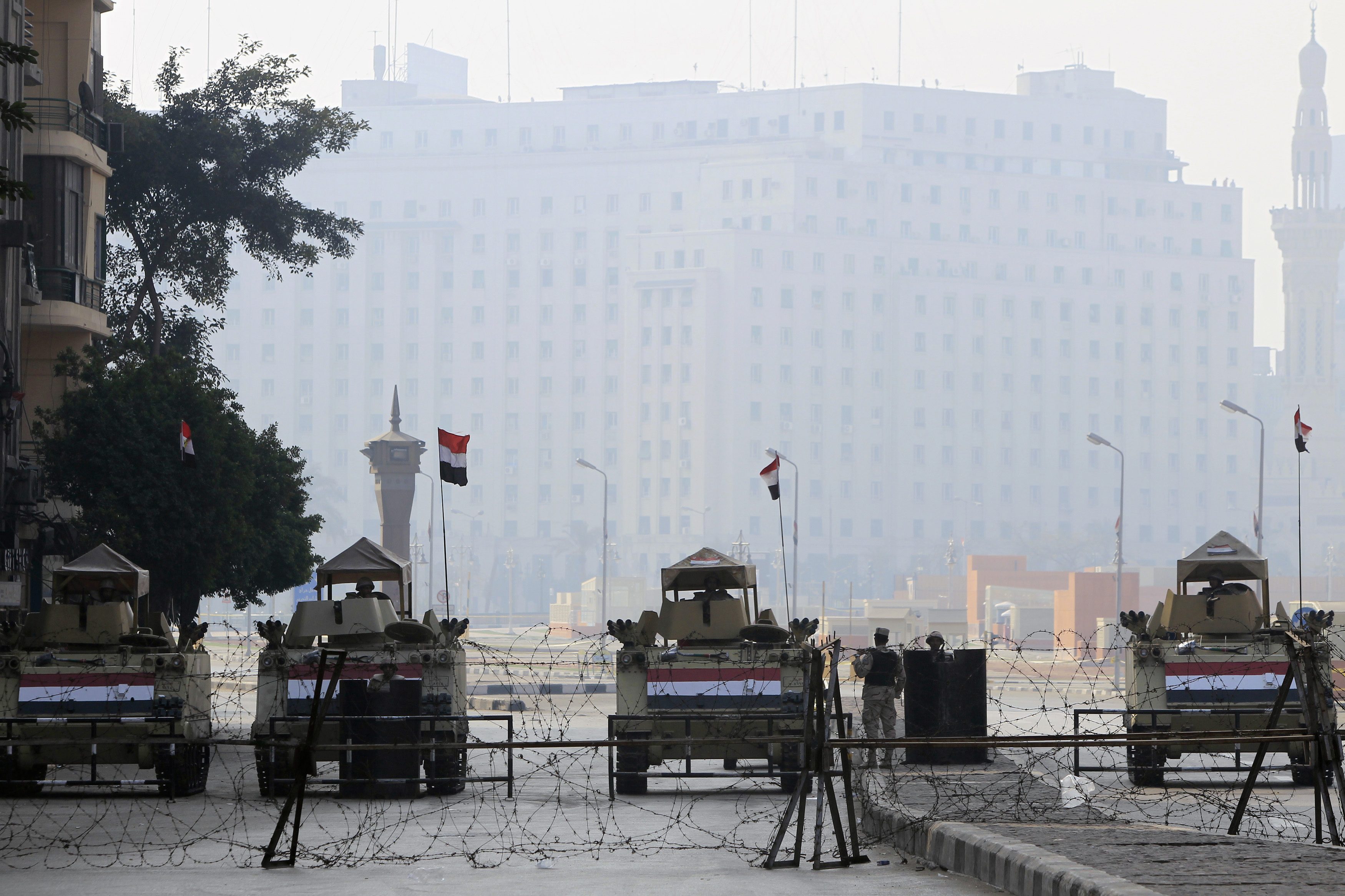 العربات المصفحة والأسلاك الشائكة تحجب مدخل ميدان التحرير خلال ذكرى ثورة يناير