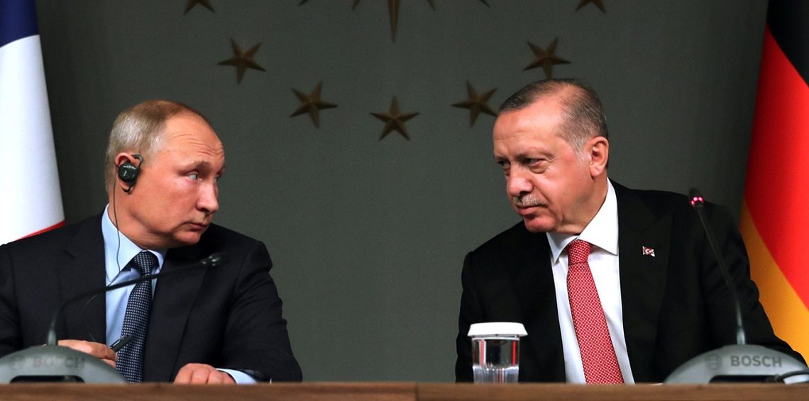 الرئيس التركي رجب طيب أردوغان ونظيره الروسي فلادمير بوتين (رويترز)