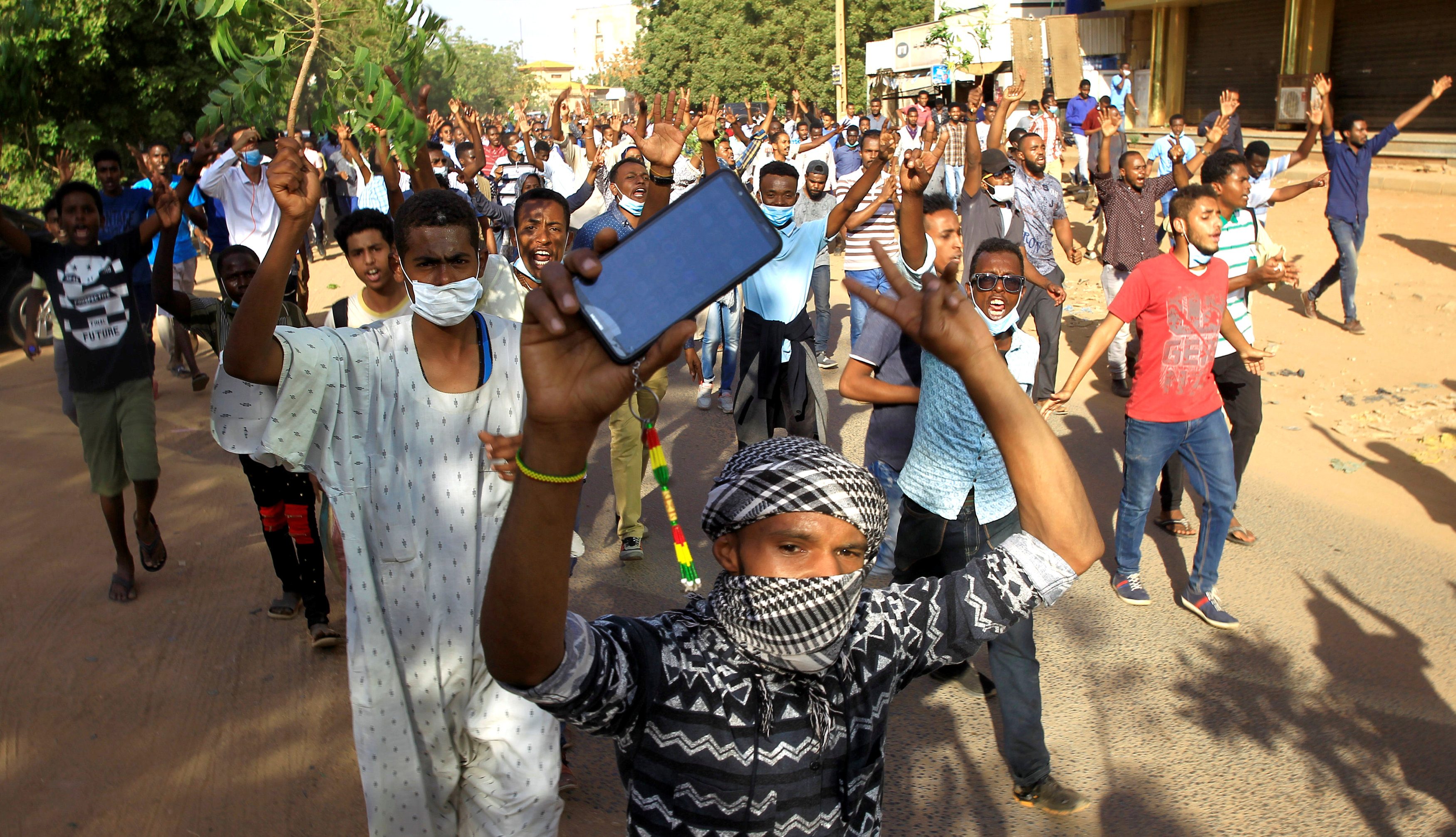 ناشطون ومستخدمون للإنترنت في السودان يشتكون من حجب السلطات لمواقع التواصل (رويترز)