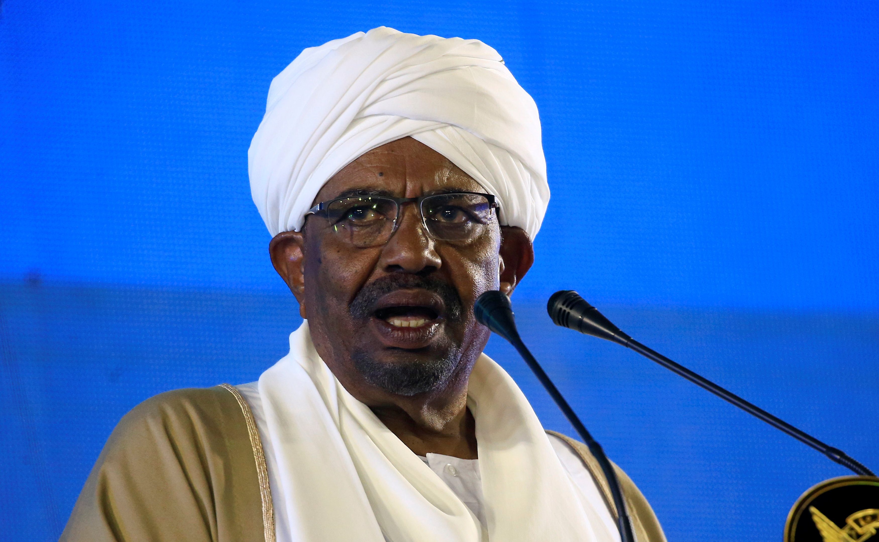 الرئيس السوداني يعلن إعادة فتح الحدود مع إريتريا بعد عام من إغلاقها