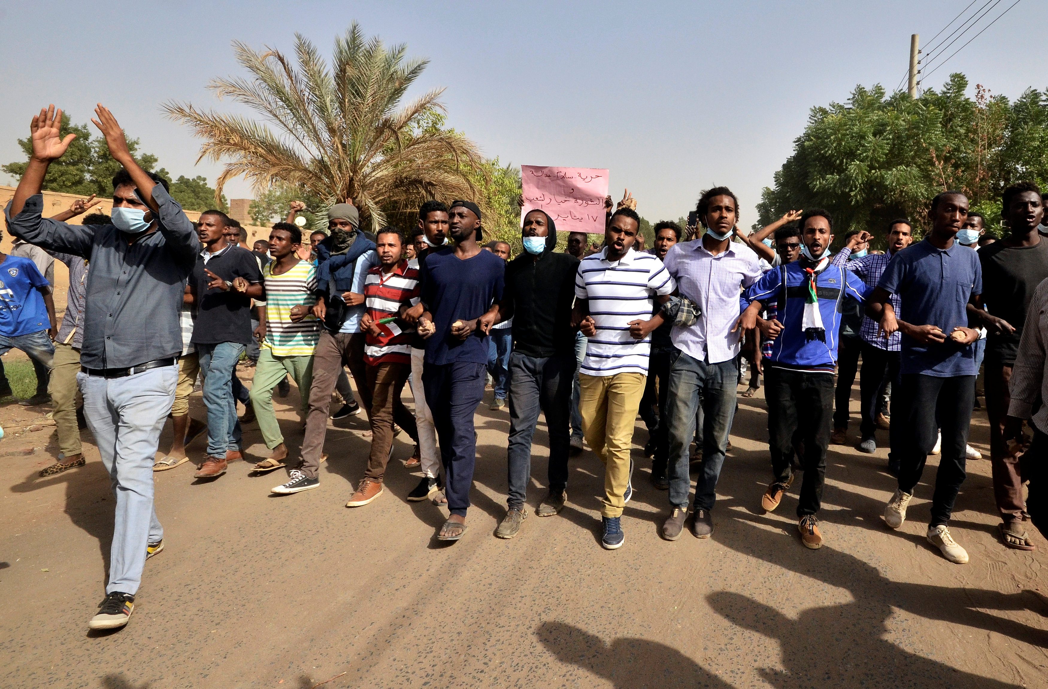 آلاف السودانيين يخرجون في تظاهرات تطالب البشير بالتنحي رغم الطوارئ