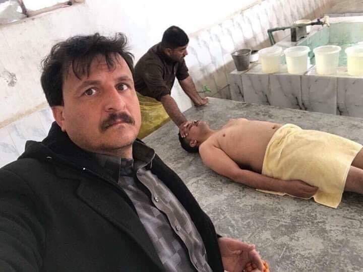 صورة سيلفي التقطها حفار قبور مع ميّت
