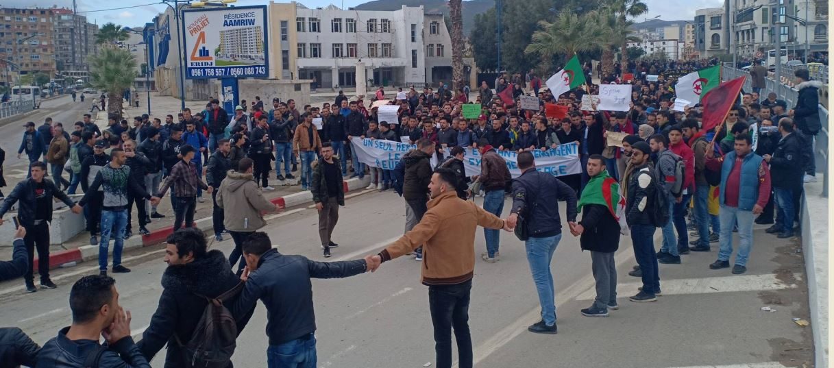 مثقفون وجامعيون يلتحقون بالحراك السلمي ضد العهدة الخامسة