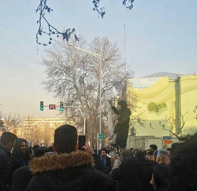 المرأة التي خلعت حجابها وسط طهران مجبرة على الهروب من البلاد