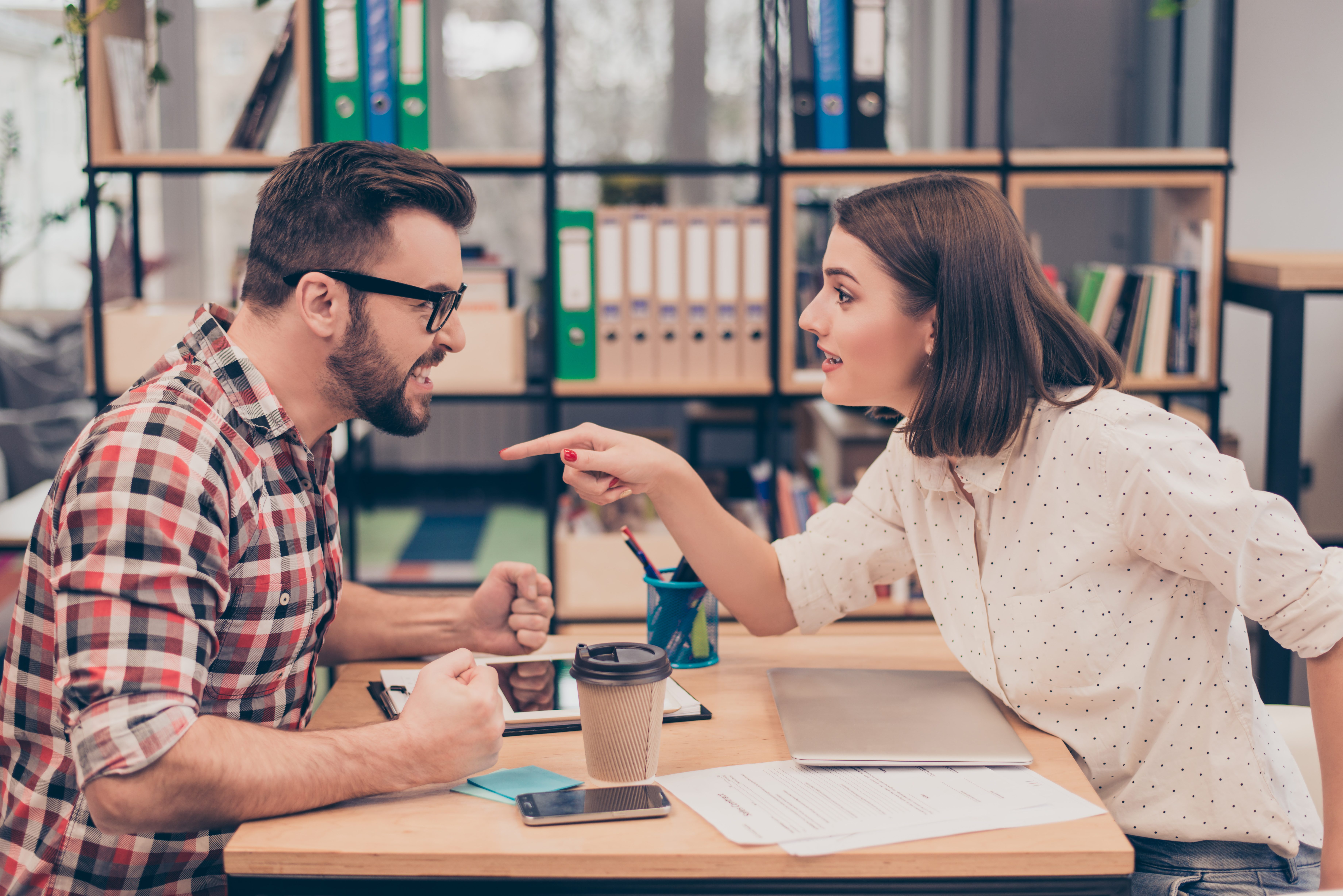 التعامل مع الزملاء في بيئة العمل فنٌ له أصول (iStock)
