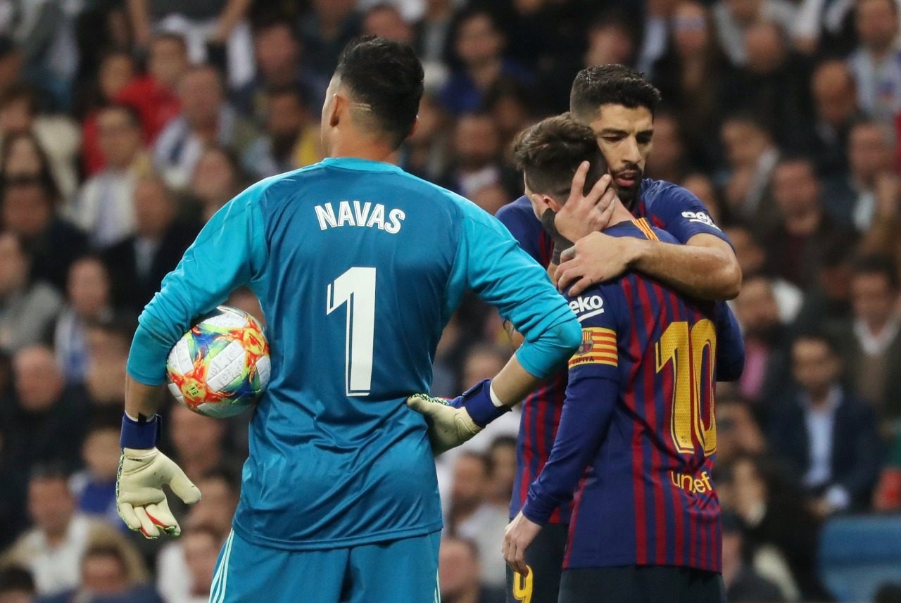 محمد صلاح سبقه في اللفتة.. ميسي يرفع شعار الأخلاق قبل فكّ العقدة في كلاسيكو الكأس