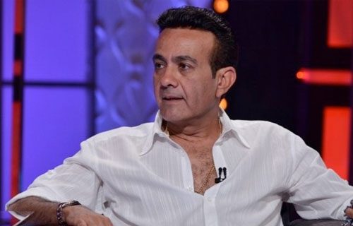 أسامة منير ينفعل على الهواء ويحرج مذيعة مصرية