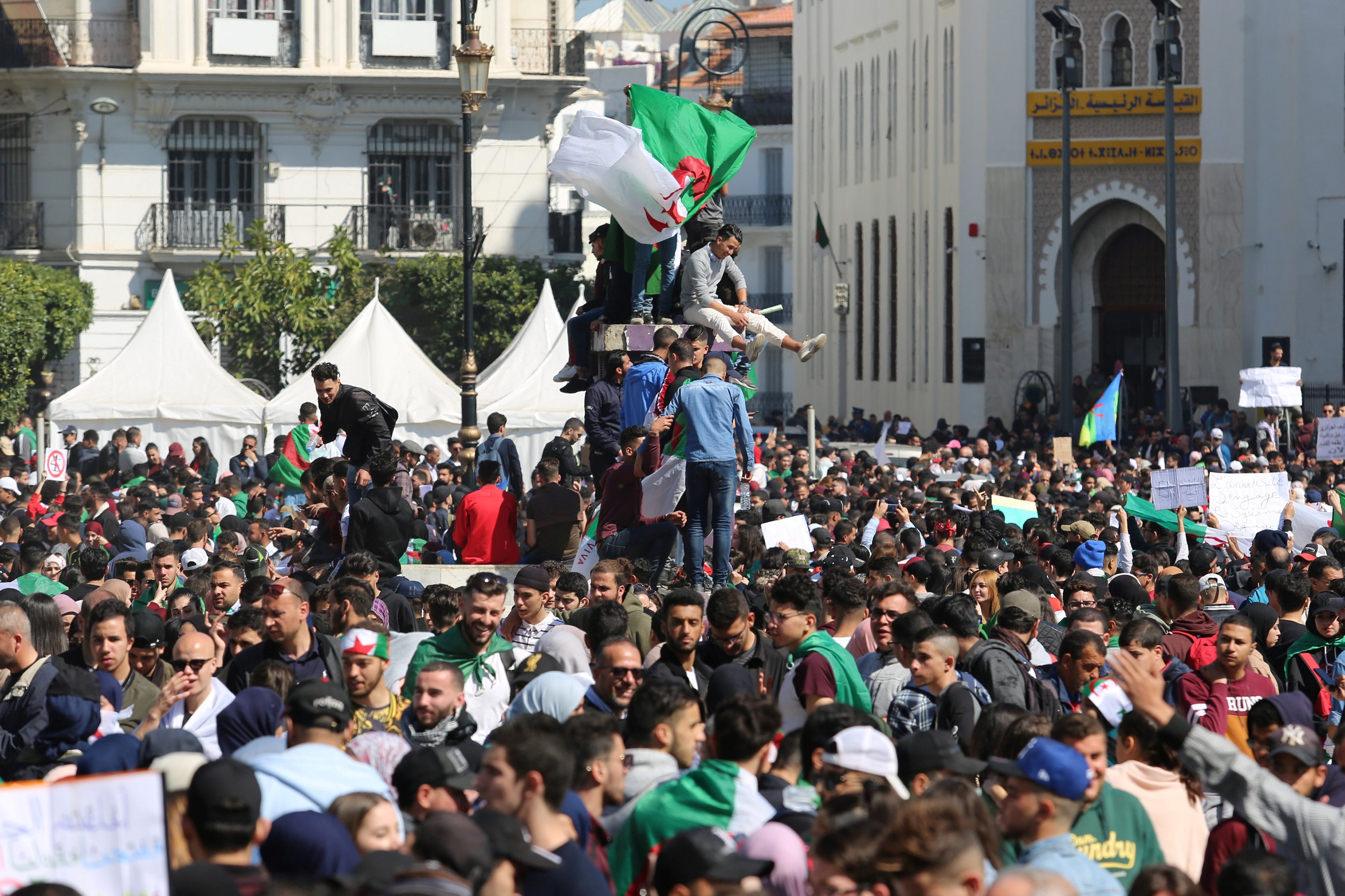استعداداً لمظاهرات أوسع.. المحتجون الجزائريون يعيدون ترتيب صفوفهم وينتخبون قيادة لهم، وهذه مطالبهم