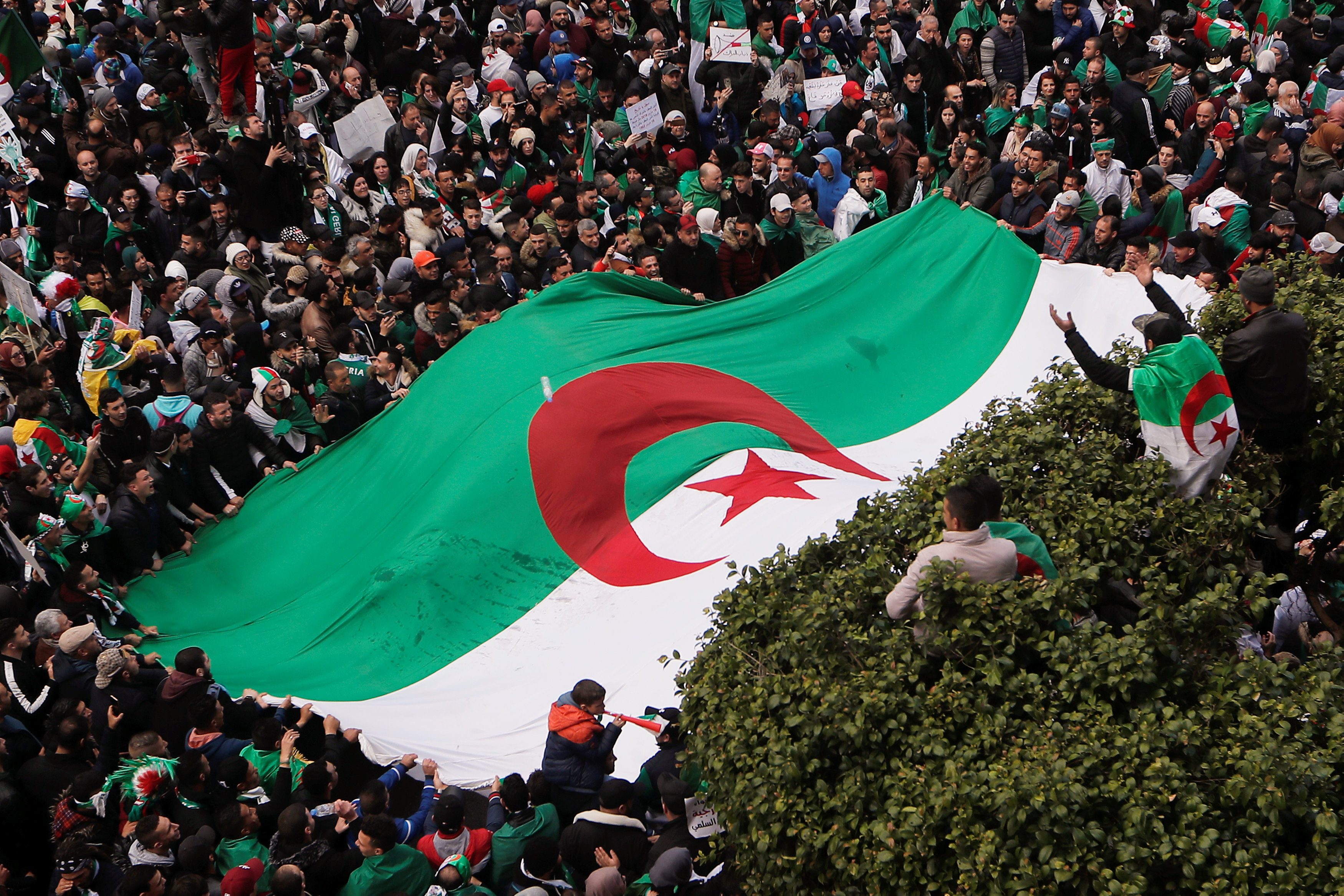 الجماهير الجزائرية  تقاطع مباريات المنتخب الوطني احتجاجاً على الوضع السياسي