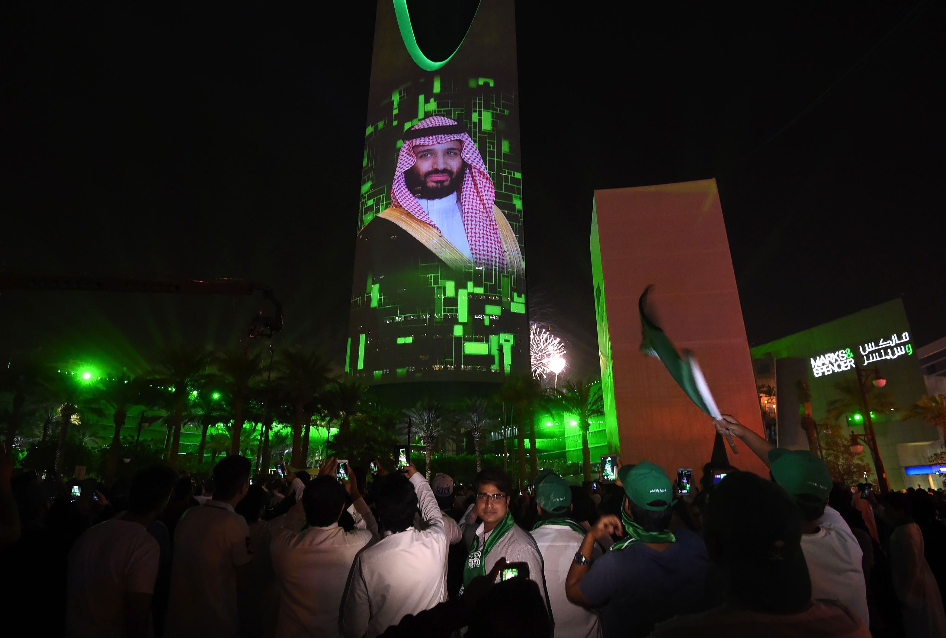«أنت كافر» أو خائن أو مهدد بالقتل.. بلومبيرغ تحذر من انتشار النزعة القومية في السعودية