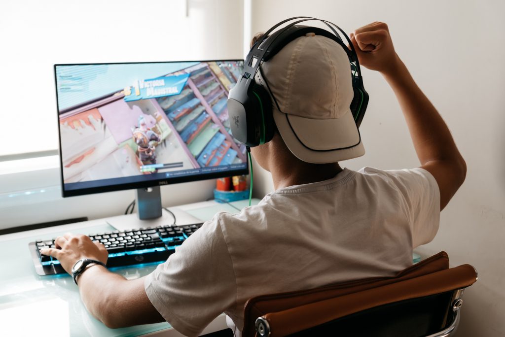 فتى يمارس لعبة فيديو على كومبيوتر