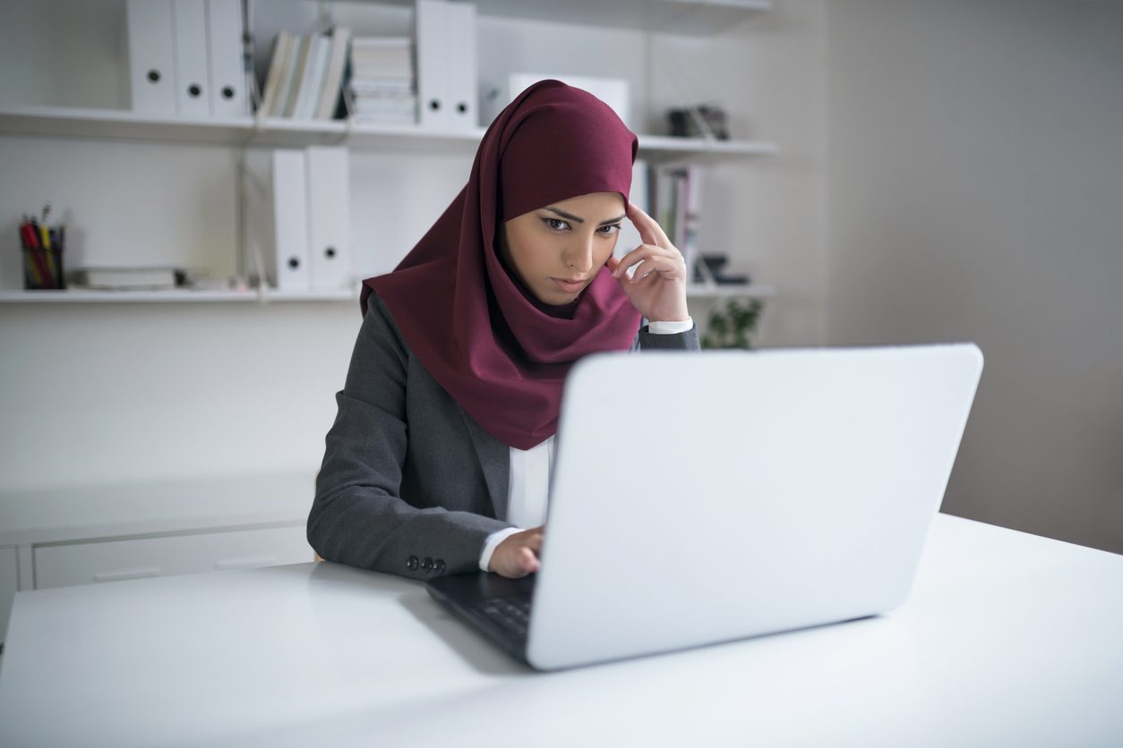 الاستقلال، العمل، الجمال، الزواج، الأمومة.. تفاصيل الضغط النفسي الذي تعيشه المرأة العربية يومياً