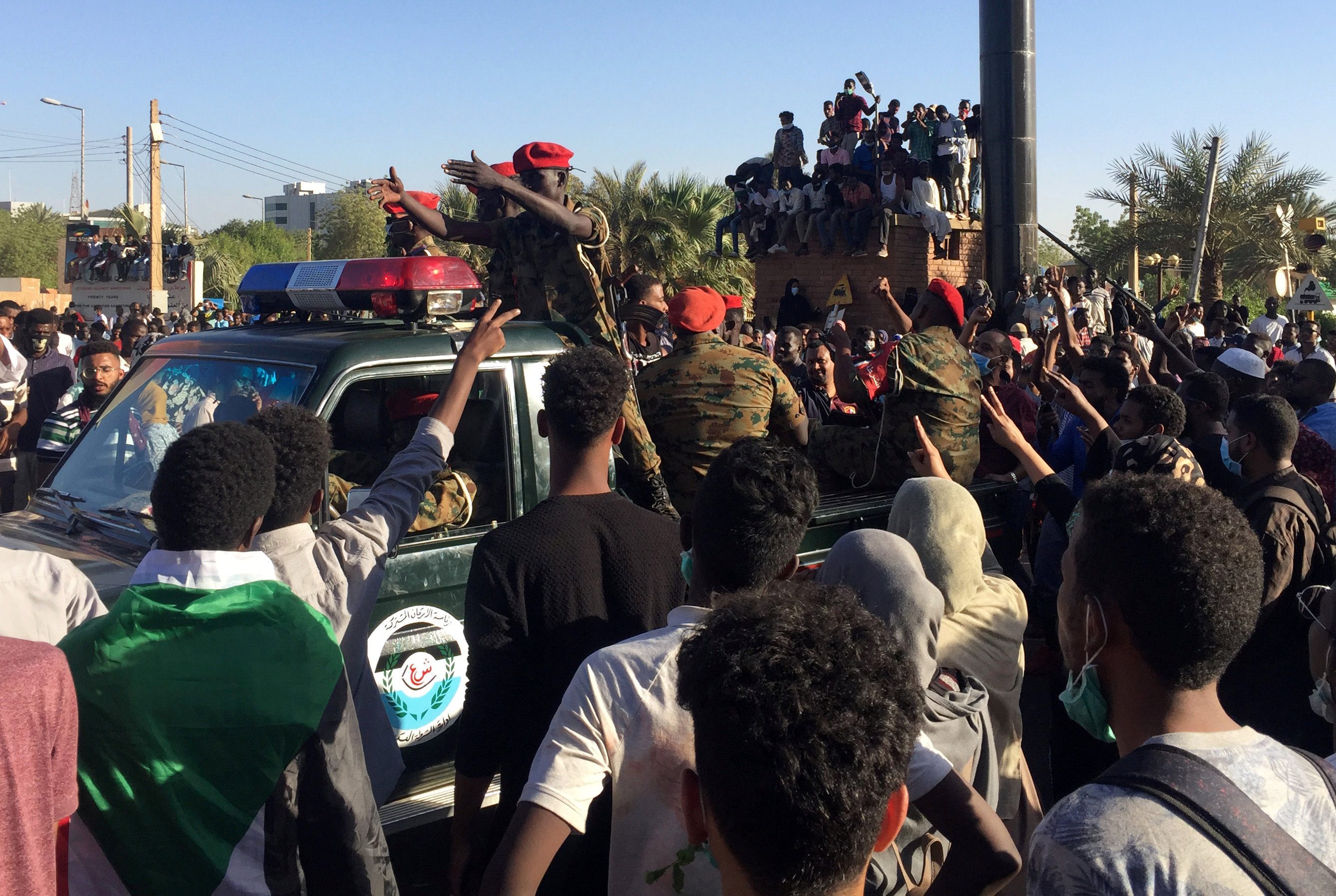 احتجاجات في الخرطوم تطالب الرئيس السوداني عمر البشير بالتنحي