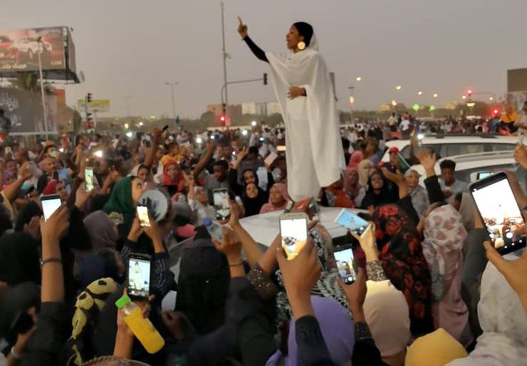 المرأة السودانية التي باتت رمزاً للثورة: فخورة بصناعة التاريخ