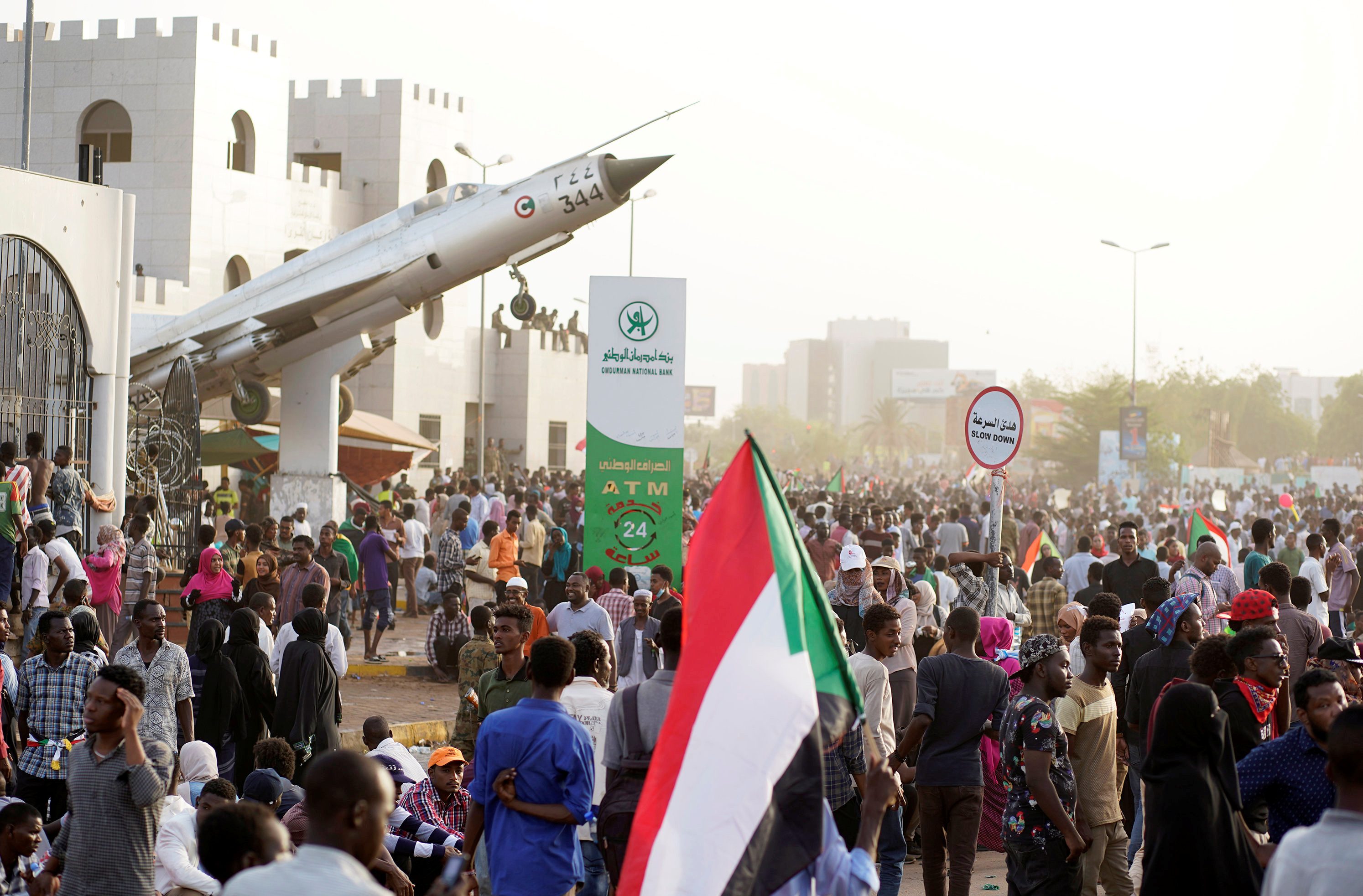 اعتصم آلاف المتظاهرين السودانيين خارج وزارة الدفاع في الخرطوم للمطالبة بحكومة مدنية