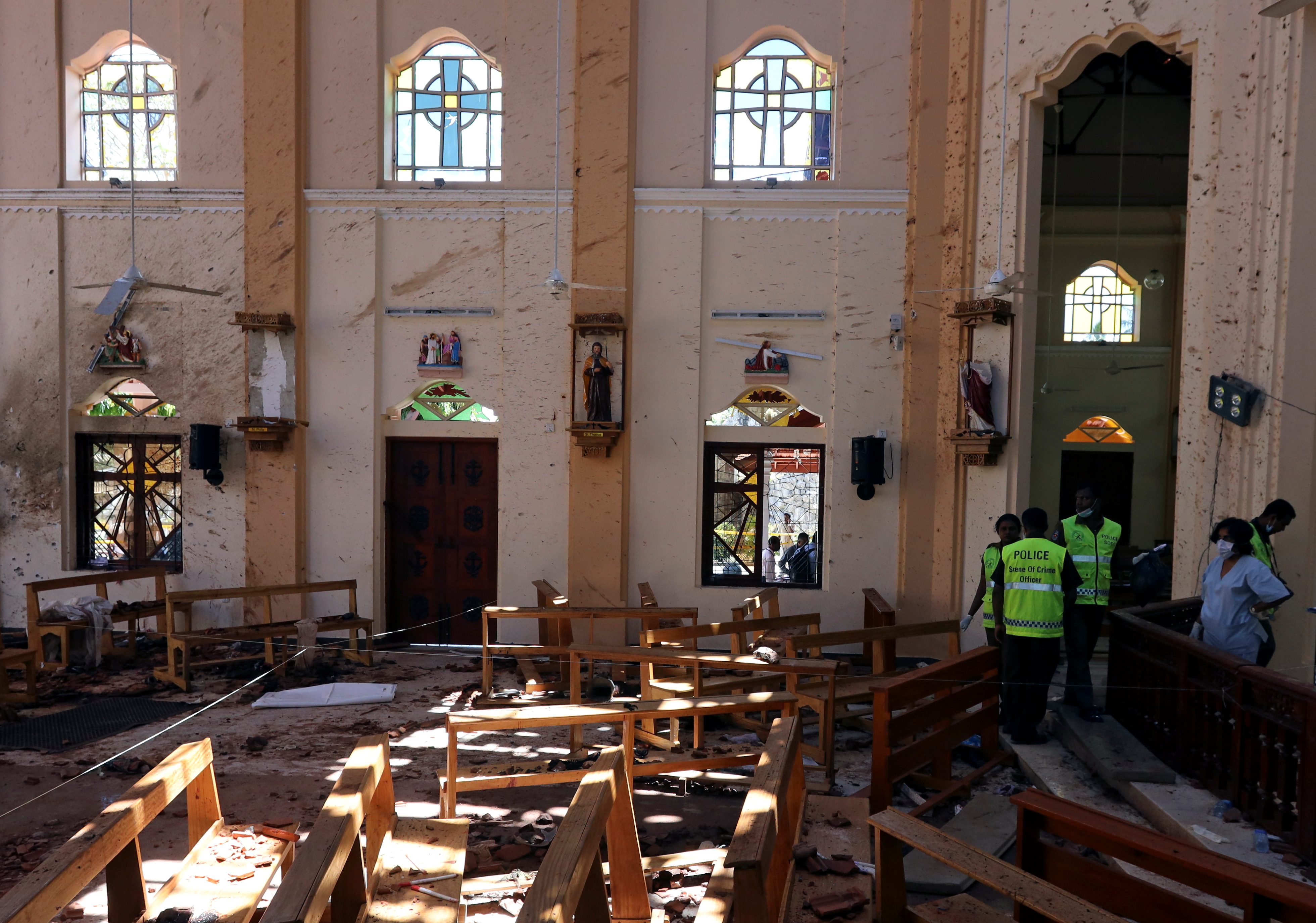 ضباط من الشرطة يعملون في ضباط الشرطة يعملون في كنيسة القديس سيباستيان الكاثوليكية/ رويترز